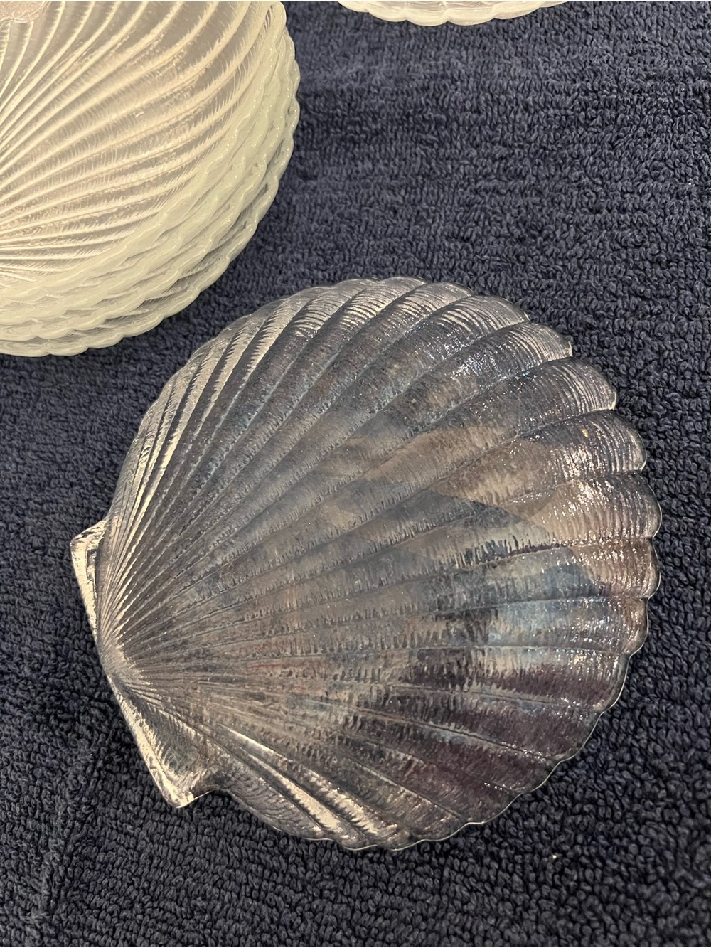 Clear Glass Scallop Shell Dish/Apps Plate Set (Set of 8) - Like New - Picture 2 of 6